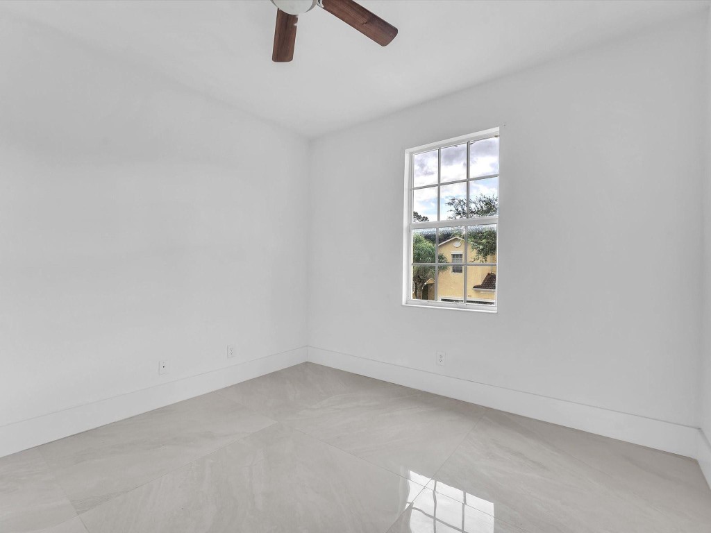 896 Pipers Cay Dr 143