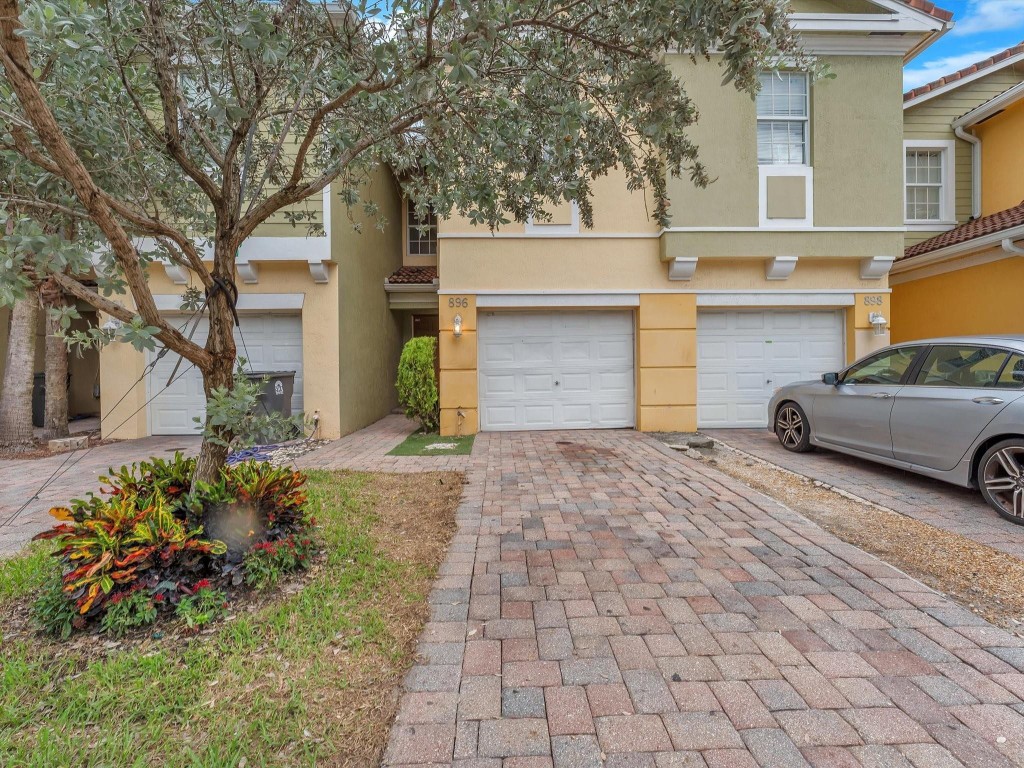 896 Pipers Cay Dr 143