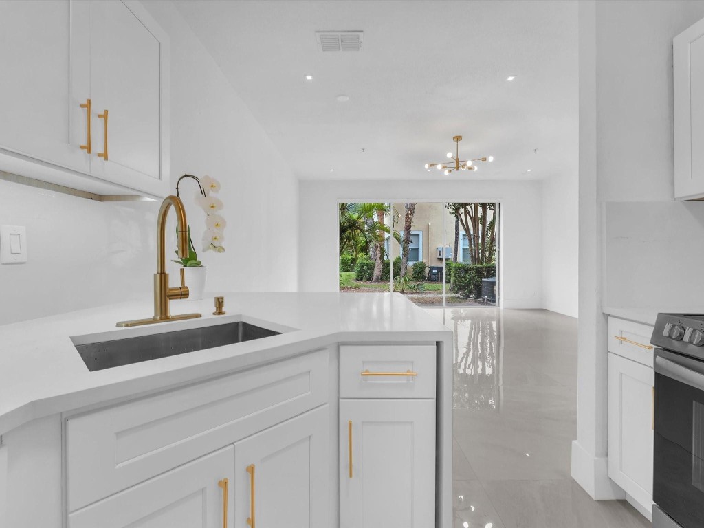 896 Pipers Cay Dr 143