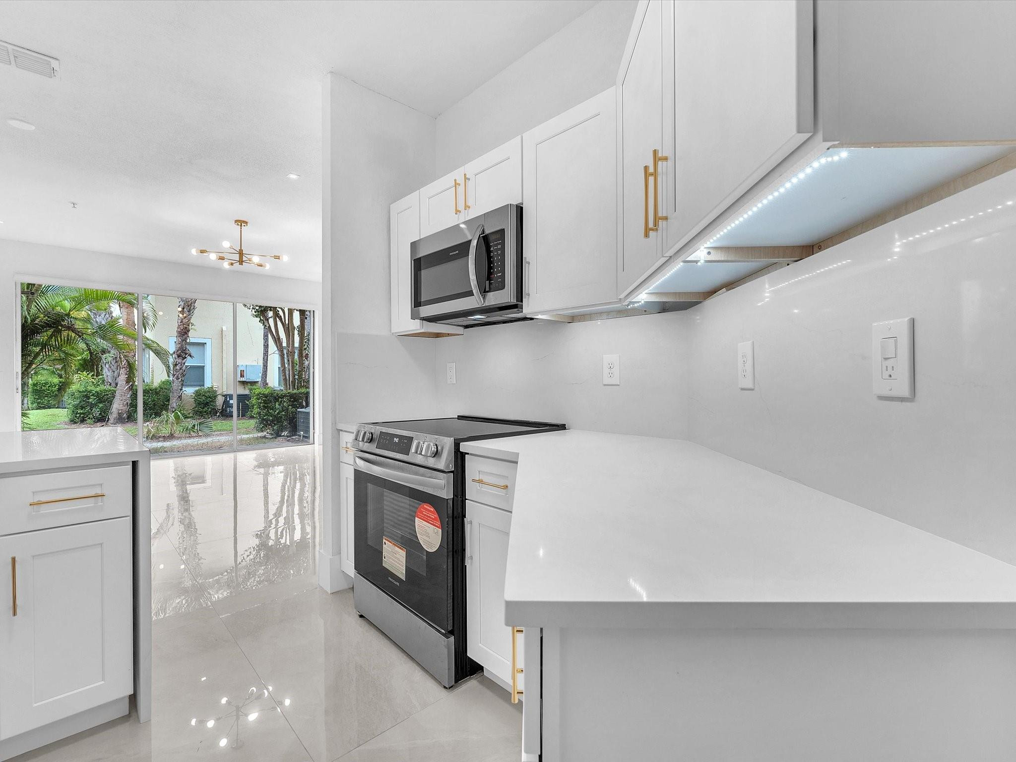 896 Pipers Cay Dr 143