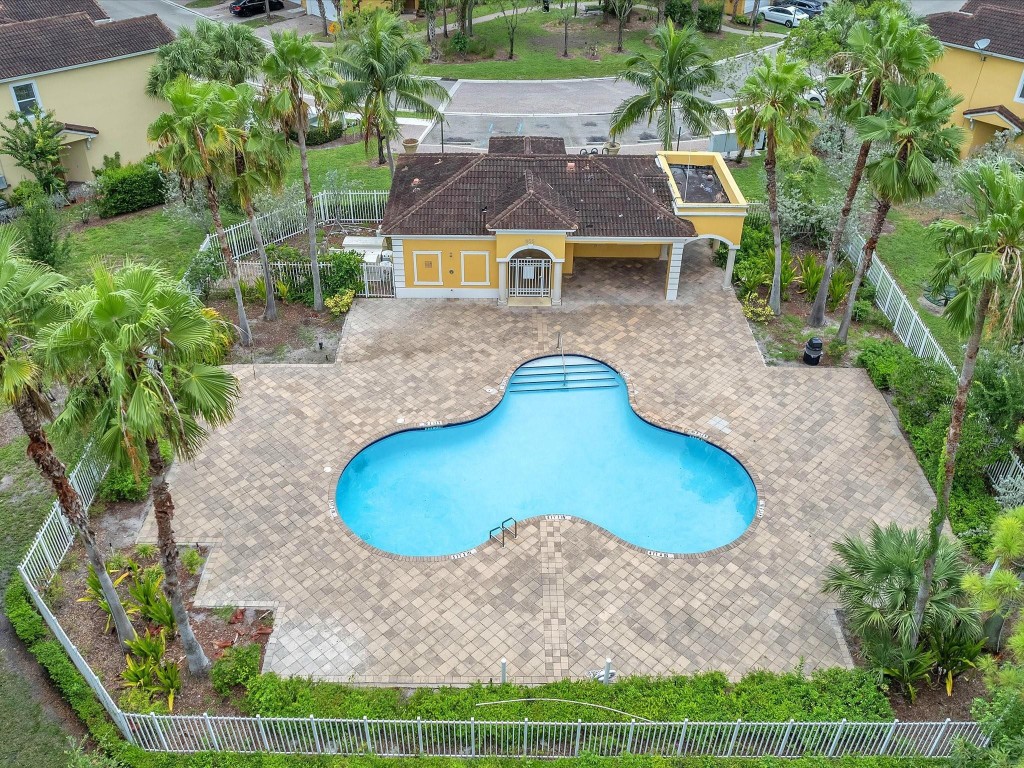 896 Pipers Cay Dr 143