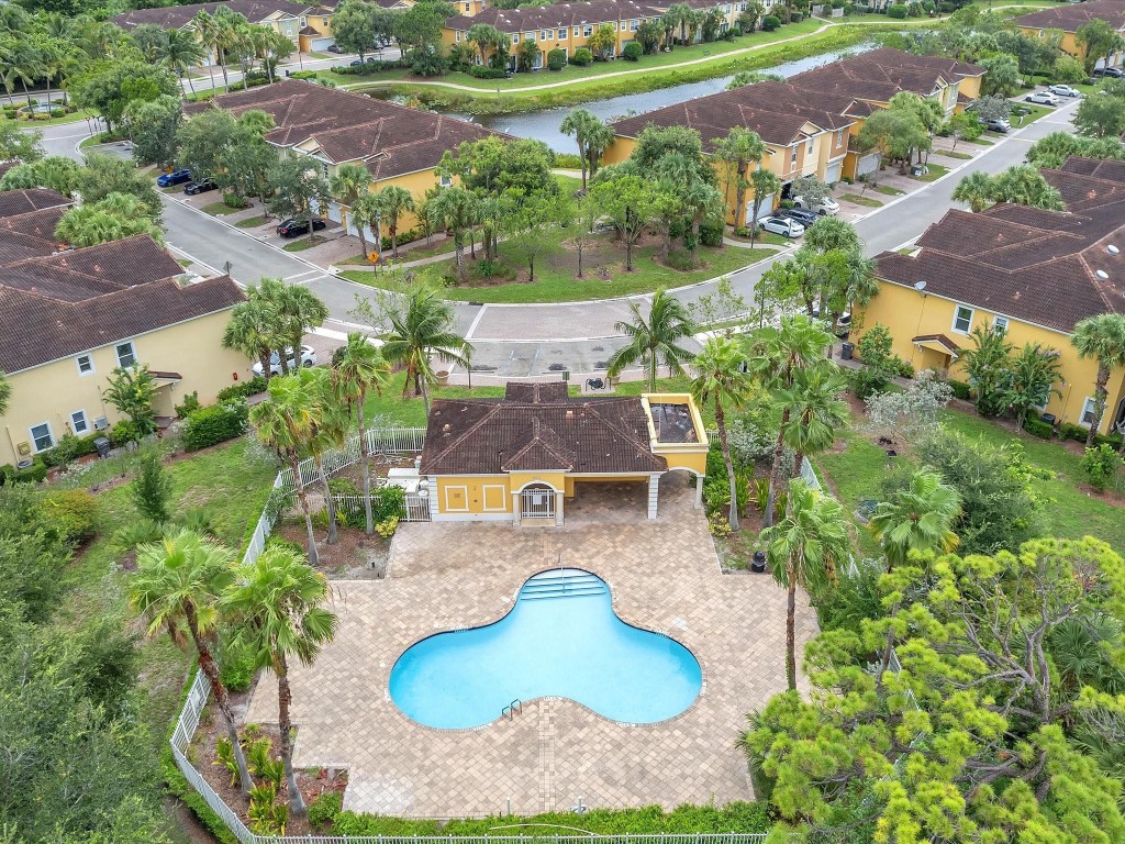 896 Pipers Cay Dr 143