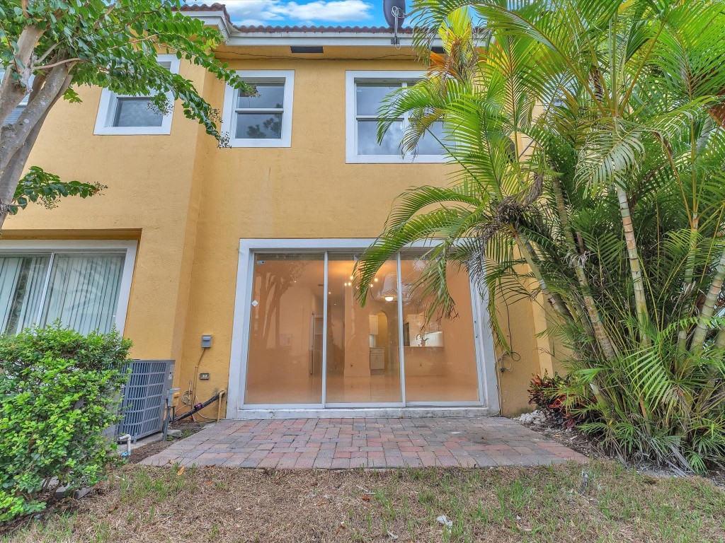 896 Pipers Cay Dr 143