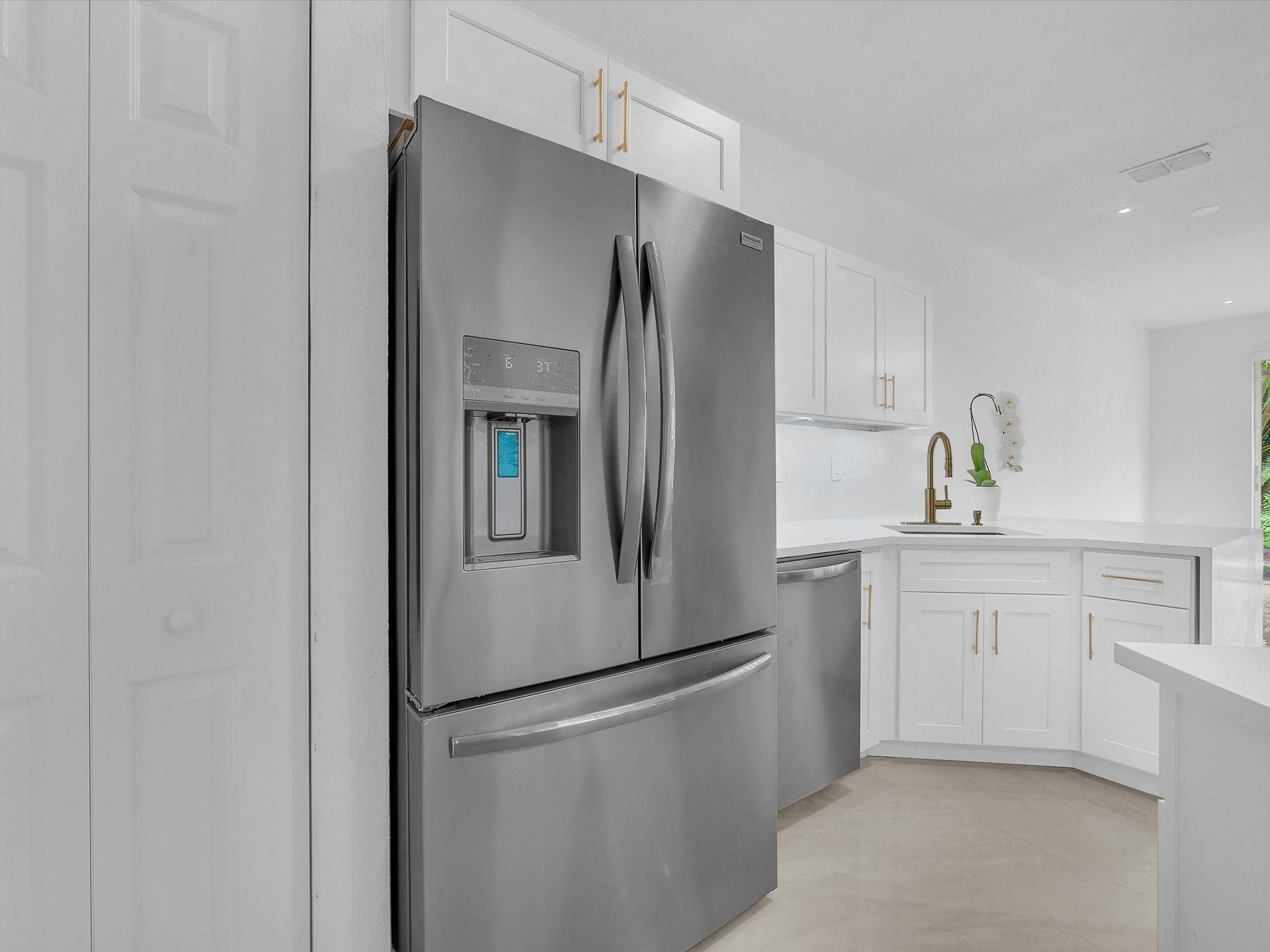 896 Pipers Cay Dr 143