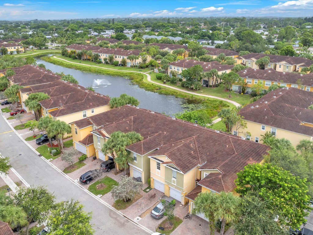 896 Pipers Cay Dr 143