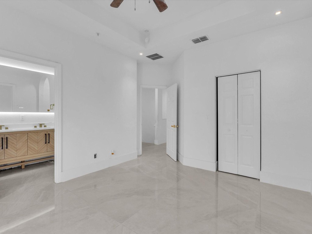 896 Pipers Cay Dr 143