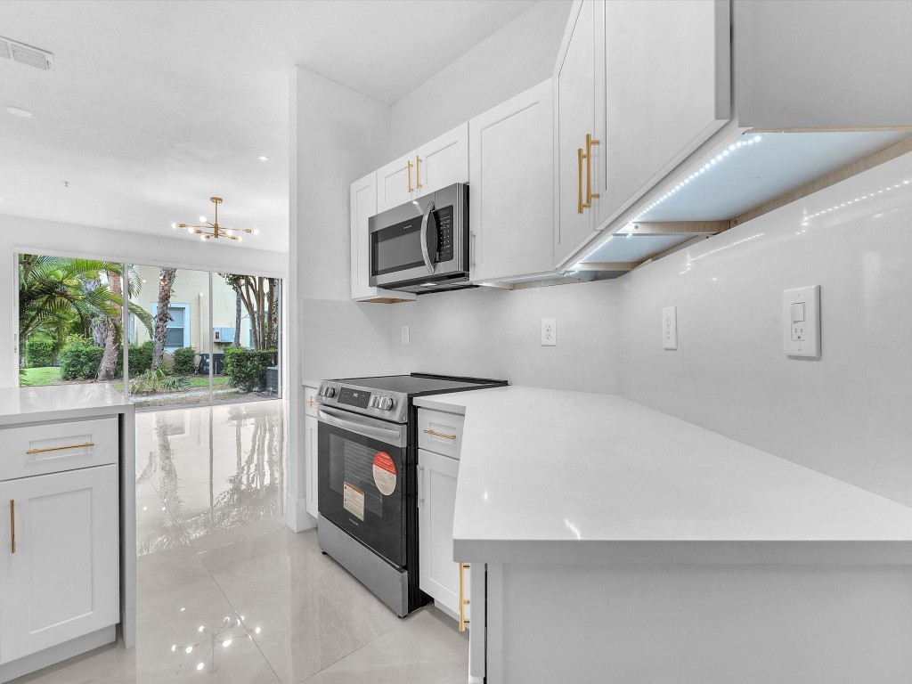 896 Pipers Cay Dr 143