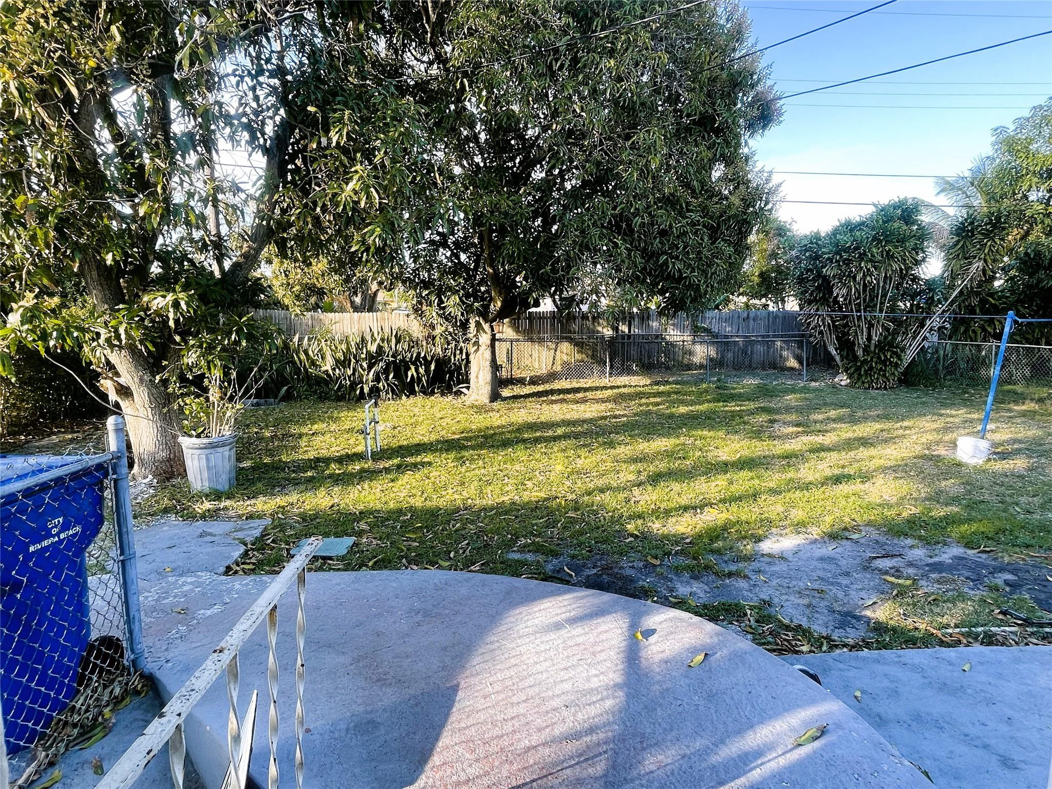 350 W 27th St