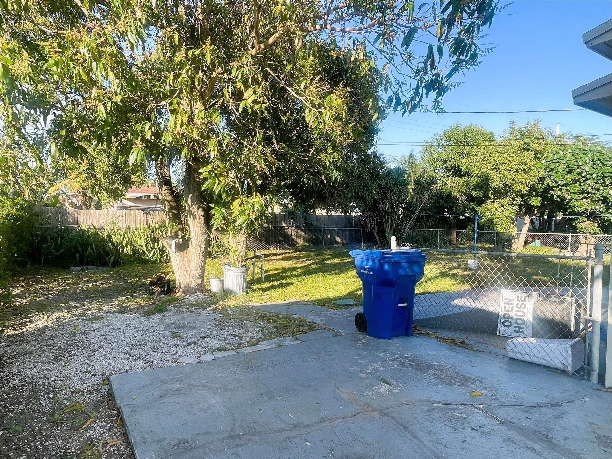 350 W 27th St