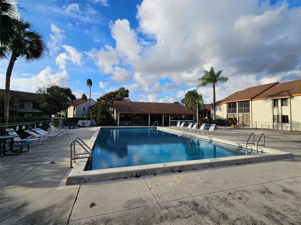 5583 Courtyard Dr 5583