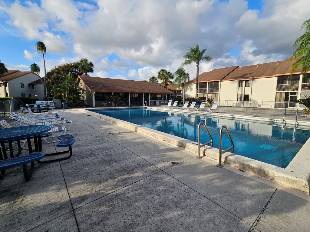 5583 Courtyard Dr 5583