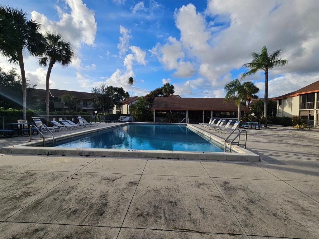 5583 Courtyard Dr 5583