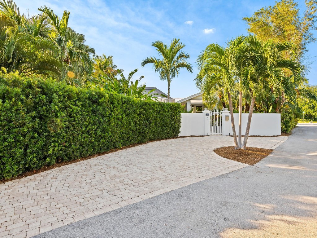 2124 Coral Shores Dr