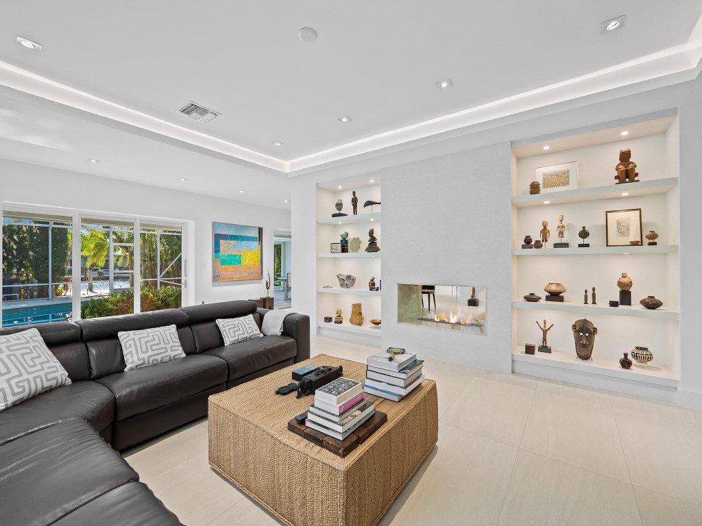 2124 Coral Shores Dr