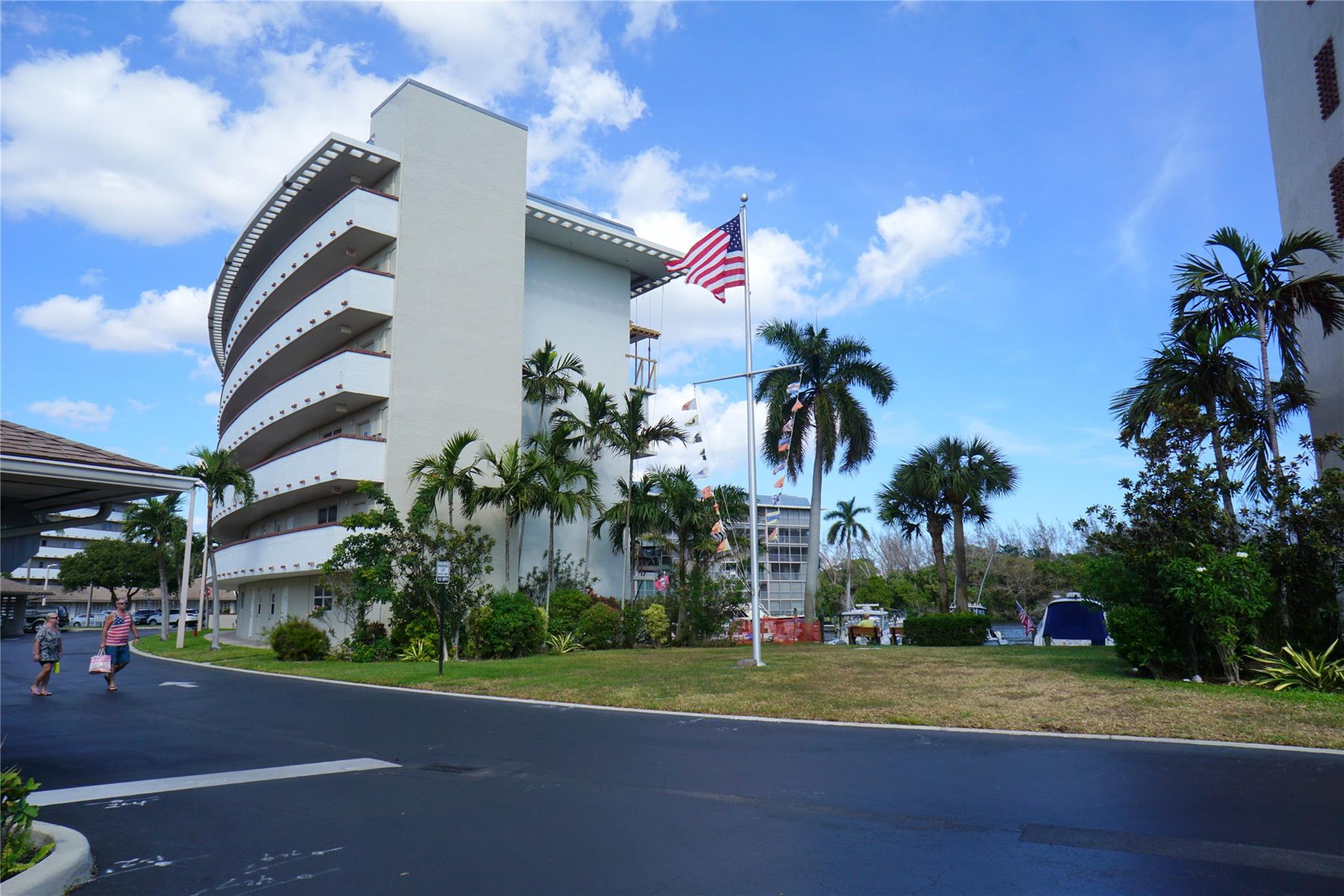 1427 E Hillsboro Blvd 628