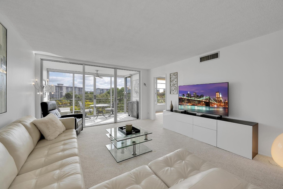 3800 OAKS CLUBHOUSE DR 511