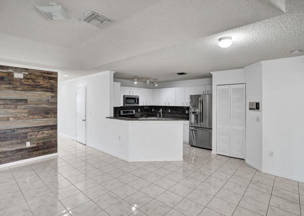 4032 Eastridge Dr