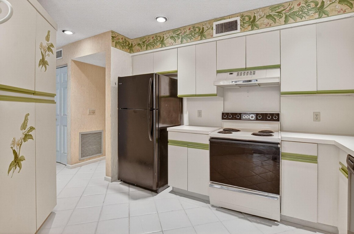 5590 Coach House Cir B