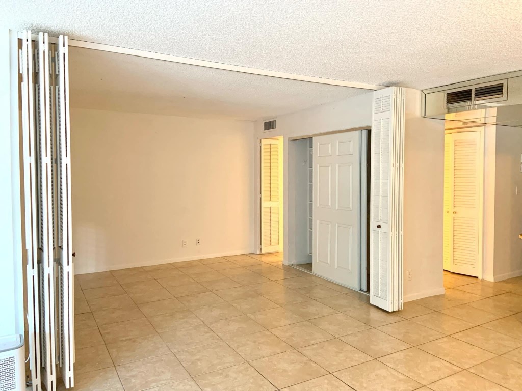 2312 S CYPRESS BEND DR