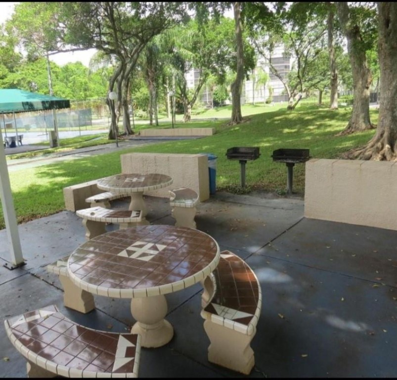 2312 S CYPRESS BEND DR