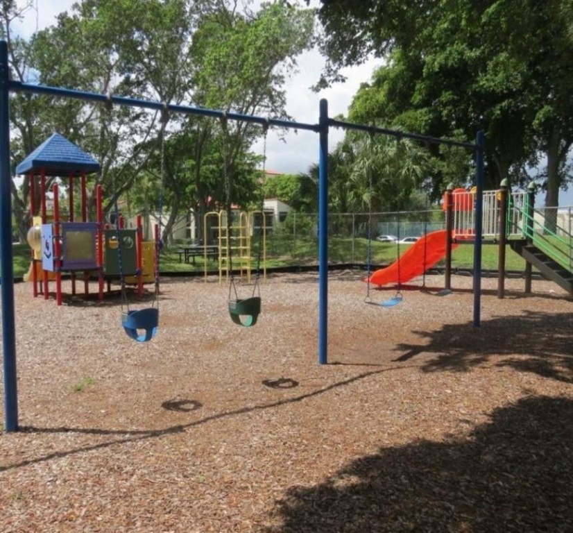 2312 S CYPRESS BEND DR