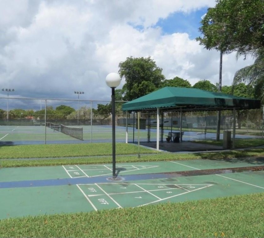 2312 S CYPRESS BEND DR