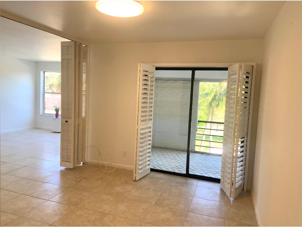 2312 S CYPRESS BEND DR