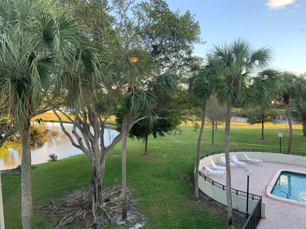 2312 S CYPRESS BEND DR