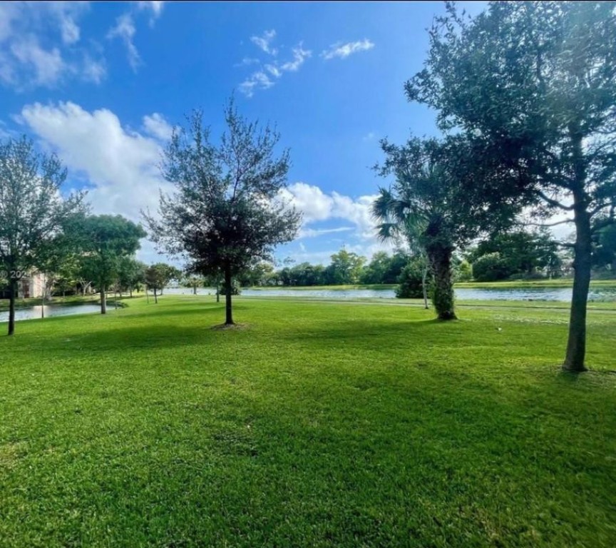 2312 S CYPRESS BEND DR