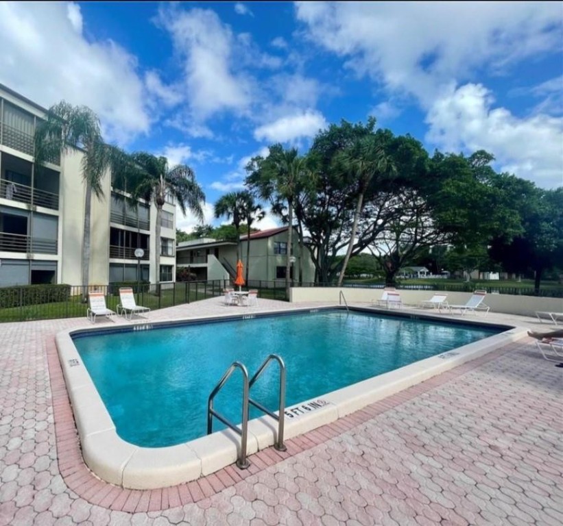 2312 S CYPRESS BEND DR