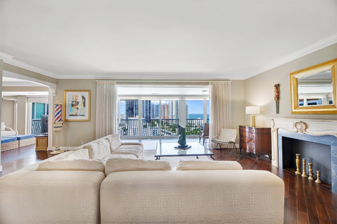 1 Las Olas Circle PH3