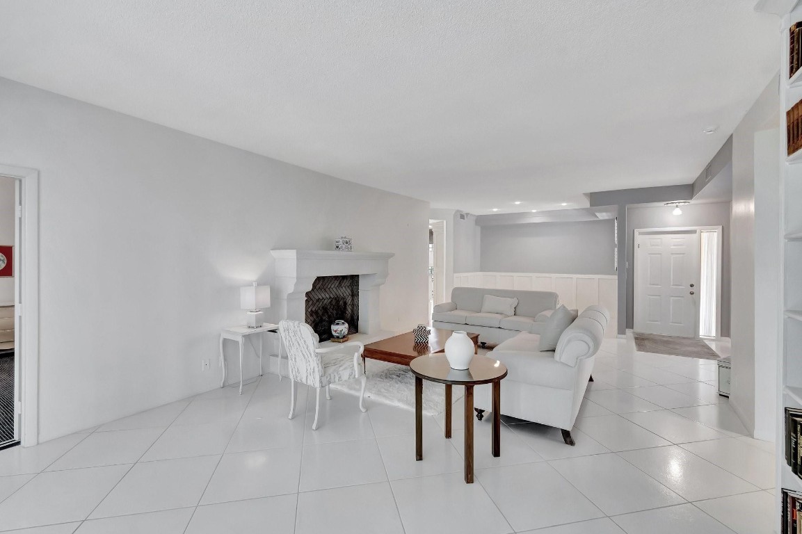 22760 Mandeville Pl E