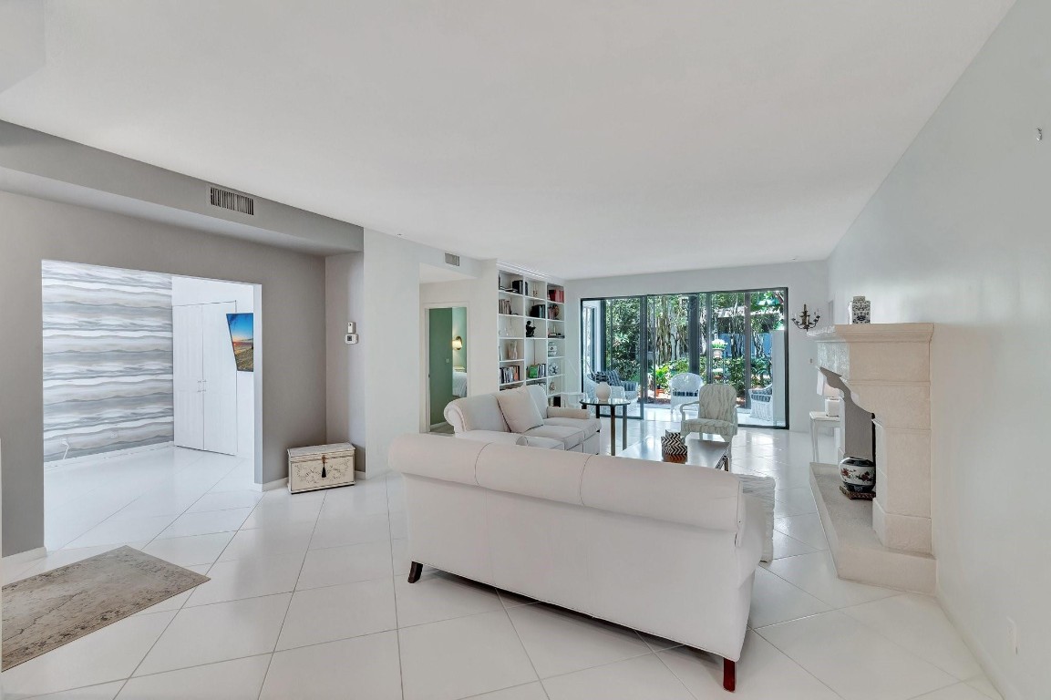 22760 Mandeville Pl E