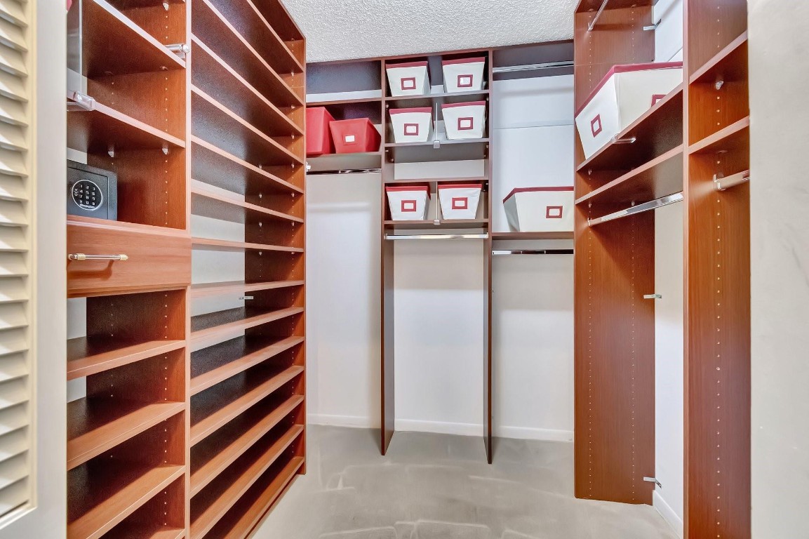 22760 Mandeville Pl E