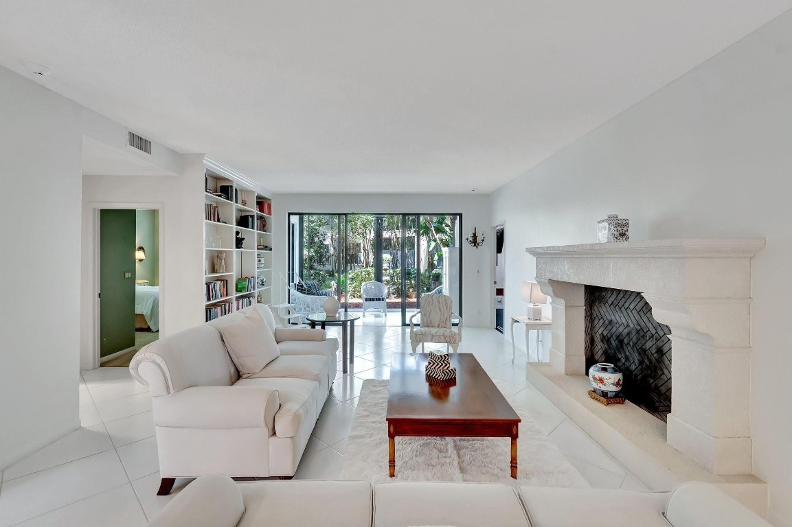 22760 Mandeville Pl E