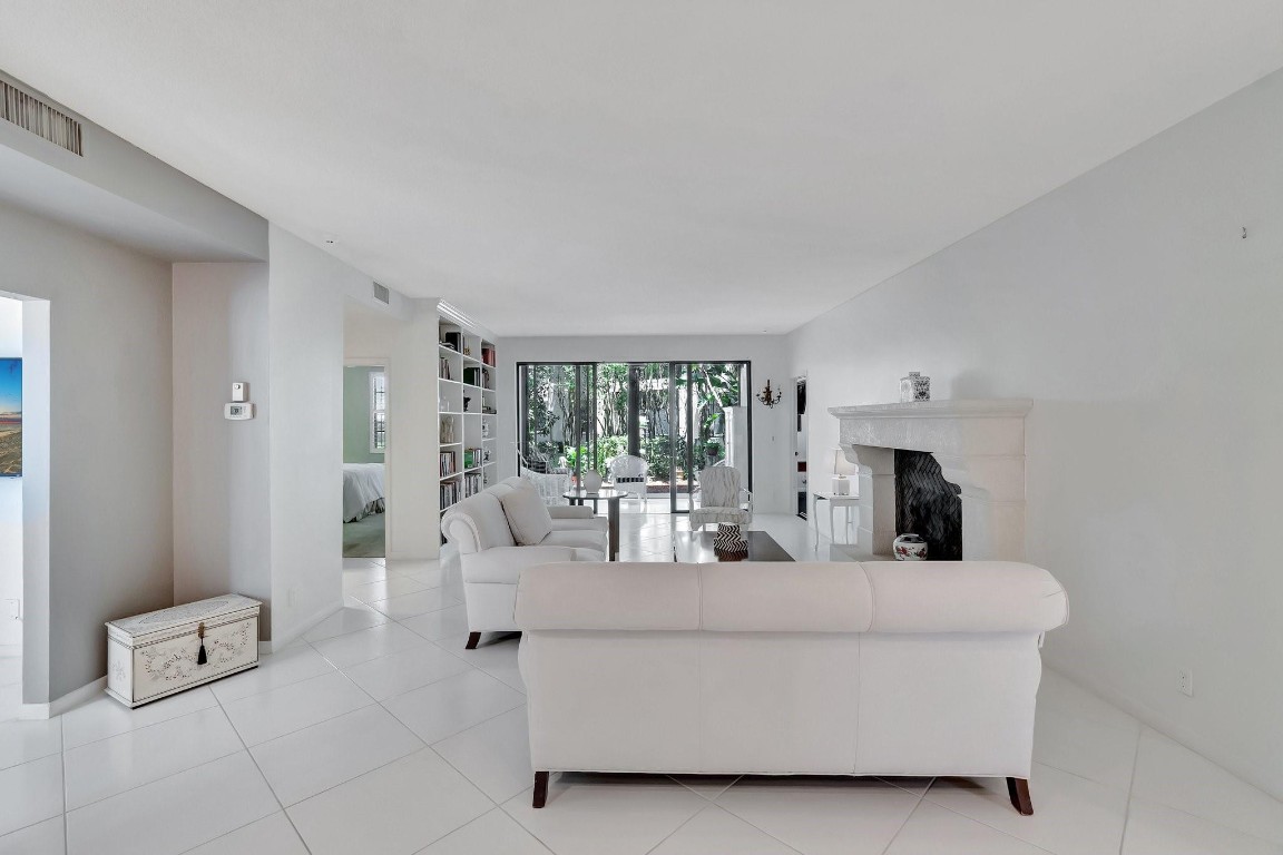 22760 Mandeville Pl E