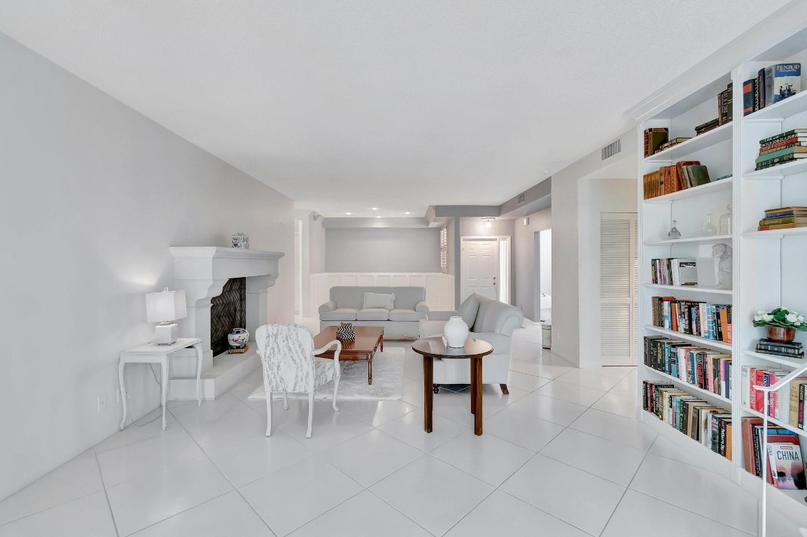 22760 Mandeville Pl E