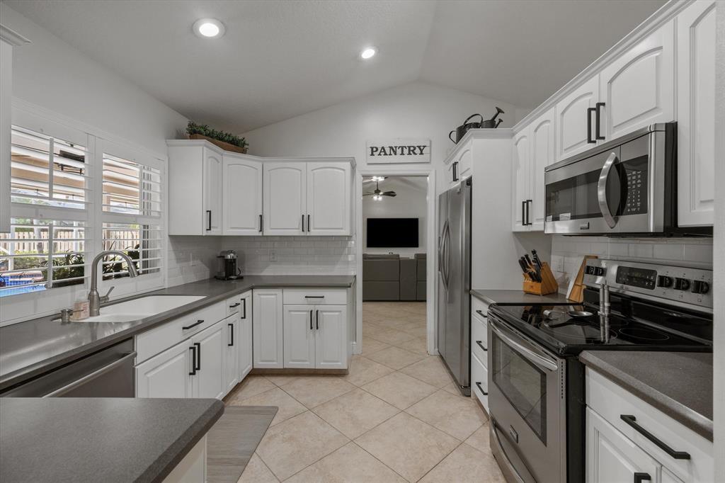 13813 Geranium Pl