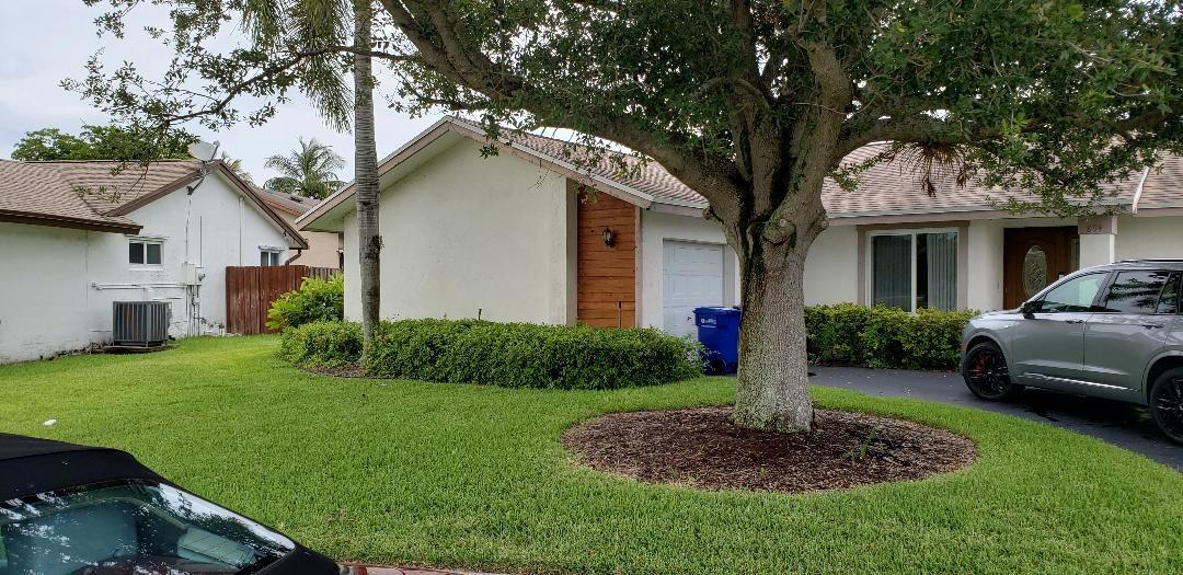 894 SW 55th Ter
