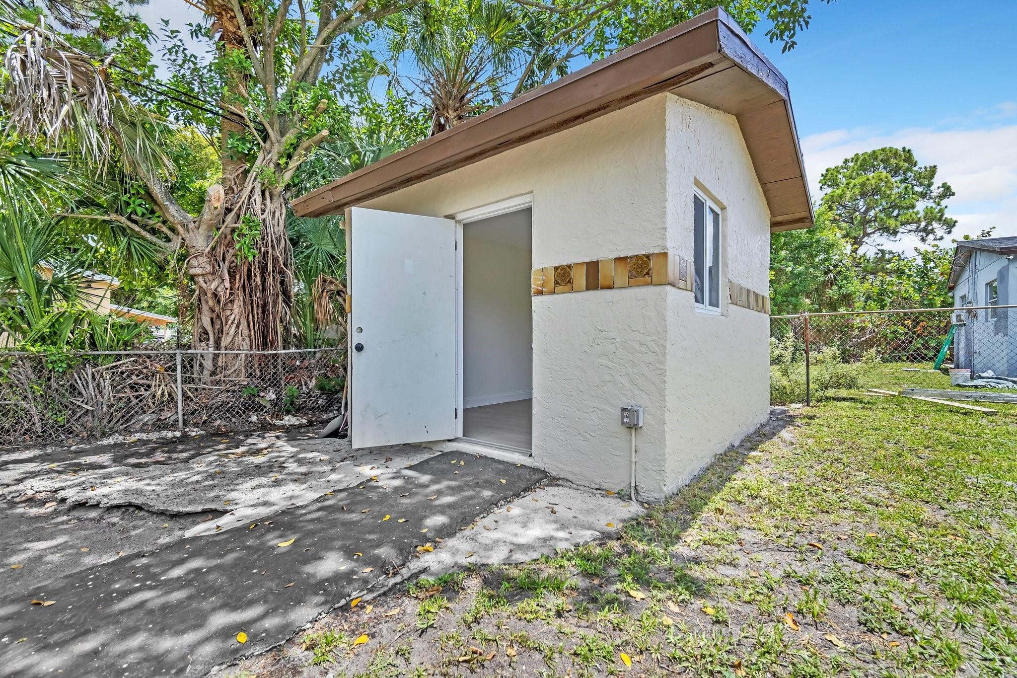 1070 NW 25th Way