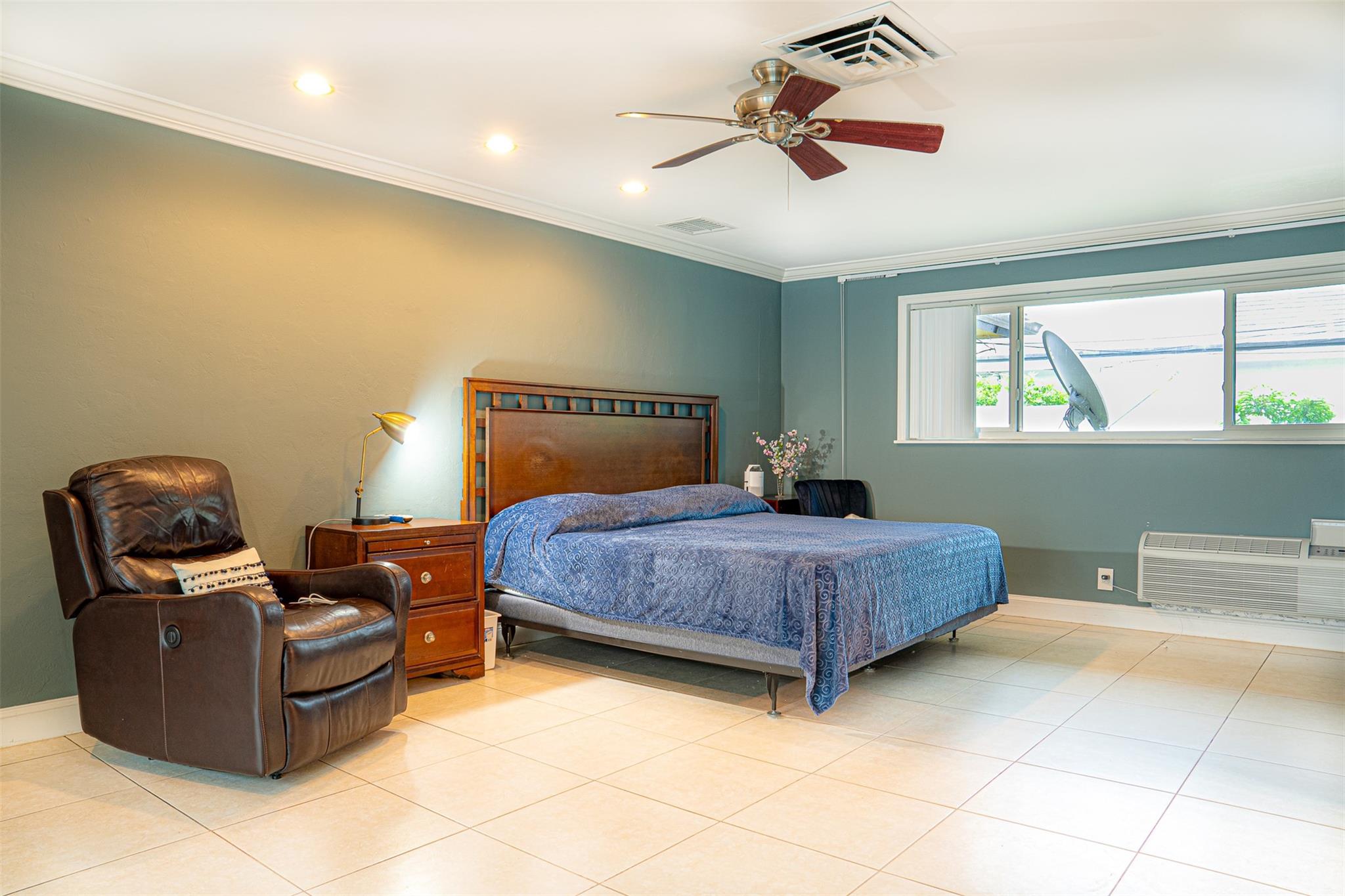 4131 Bayview Dr