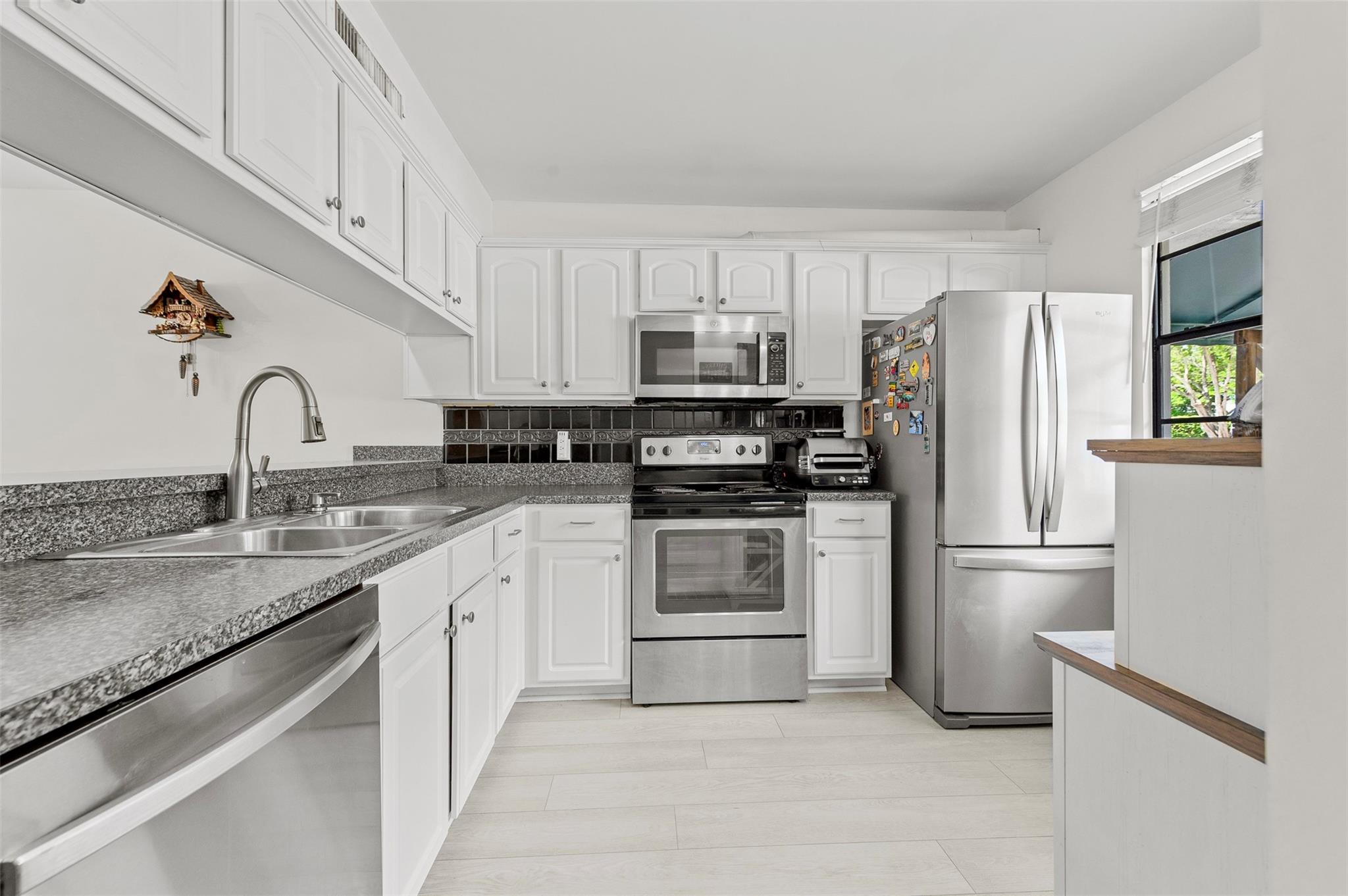 6061 Balboa Cir 103