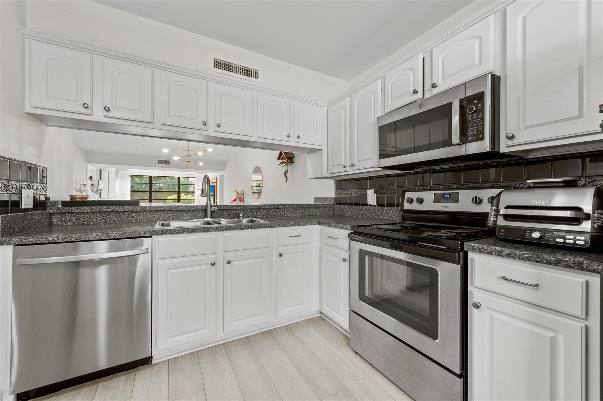 6061 Balboa Cir 103