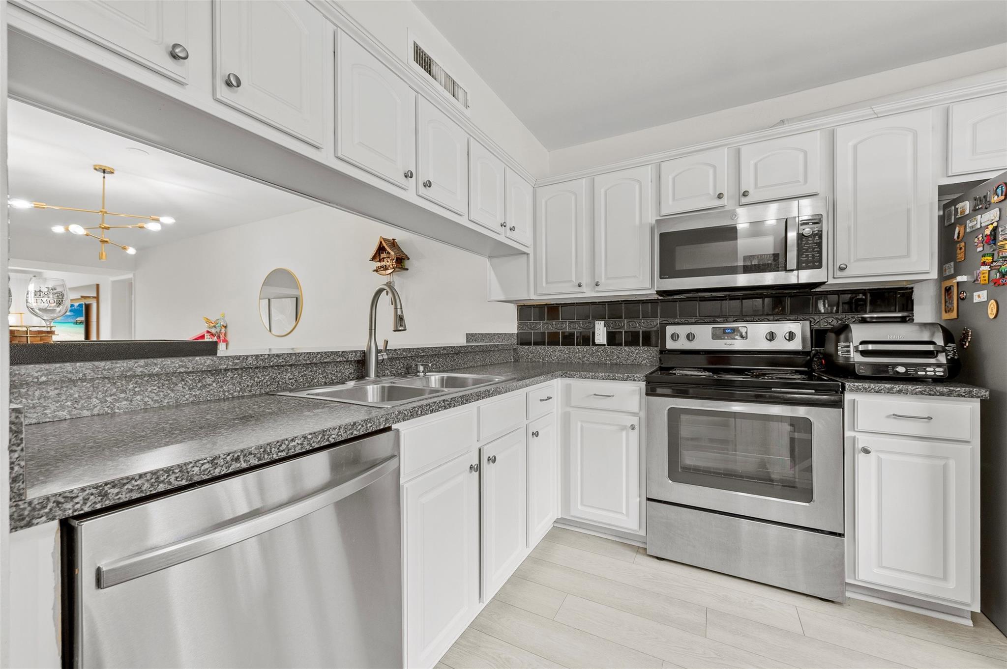 6061 Balboa Cir 103