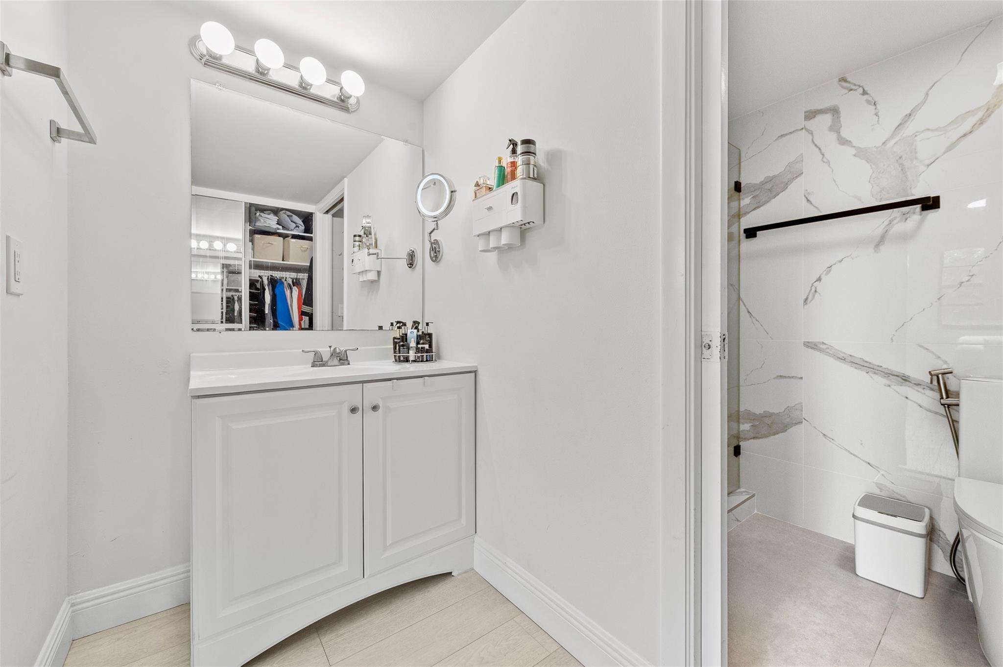 6061 Balboa Cir 103