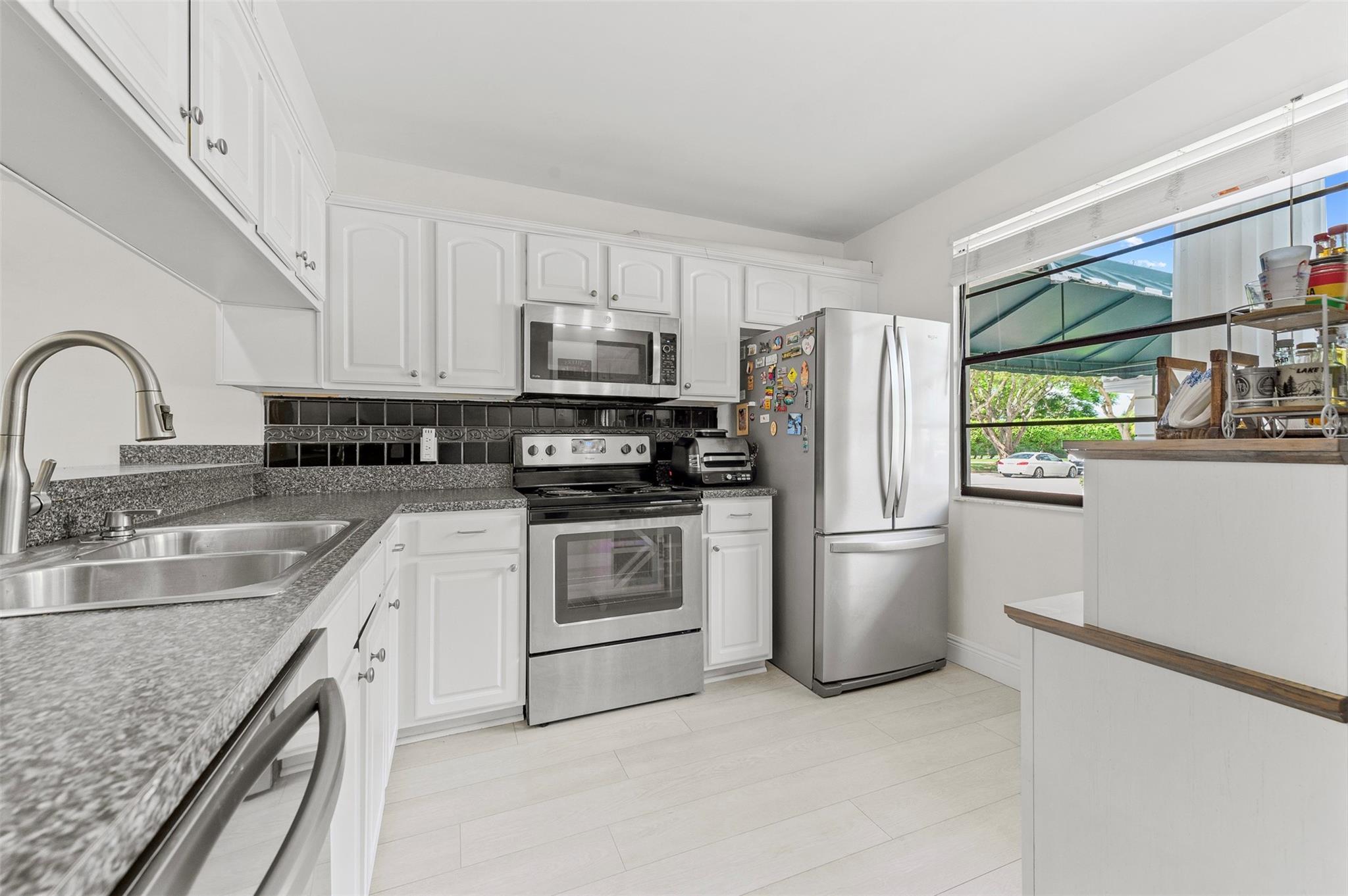 6061 Balboa Cir 103