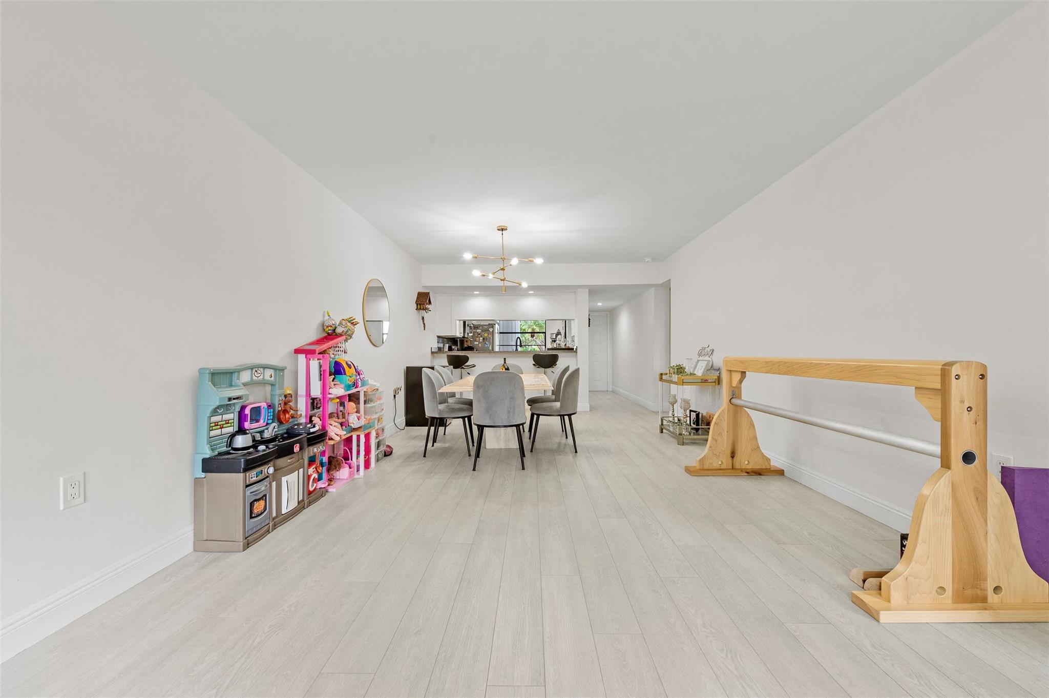 6061 Balboa Cir 103