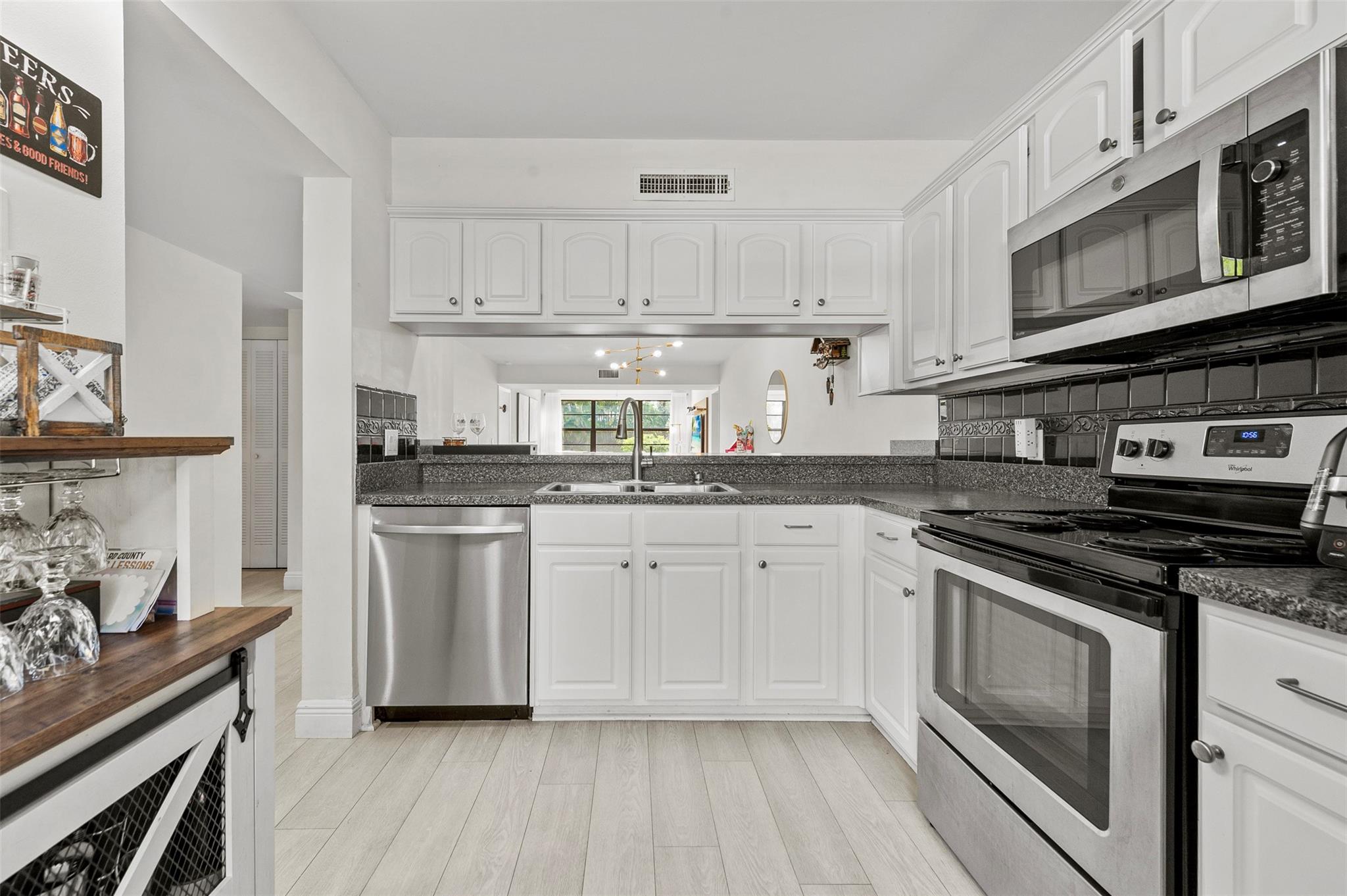 6061 Balboa Cir 103
