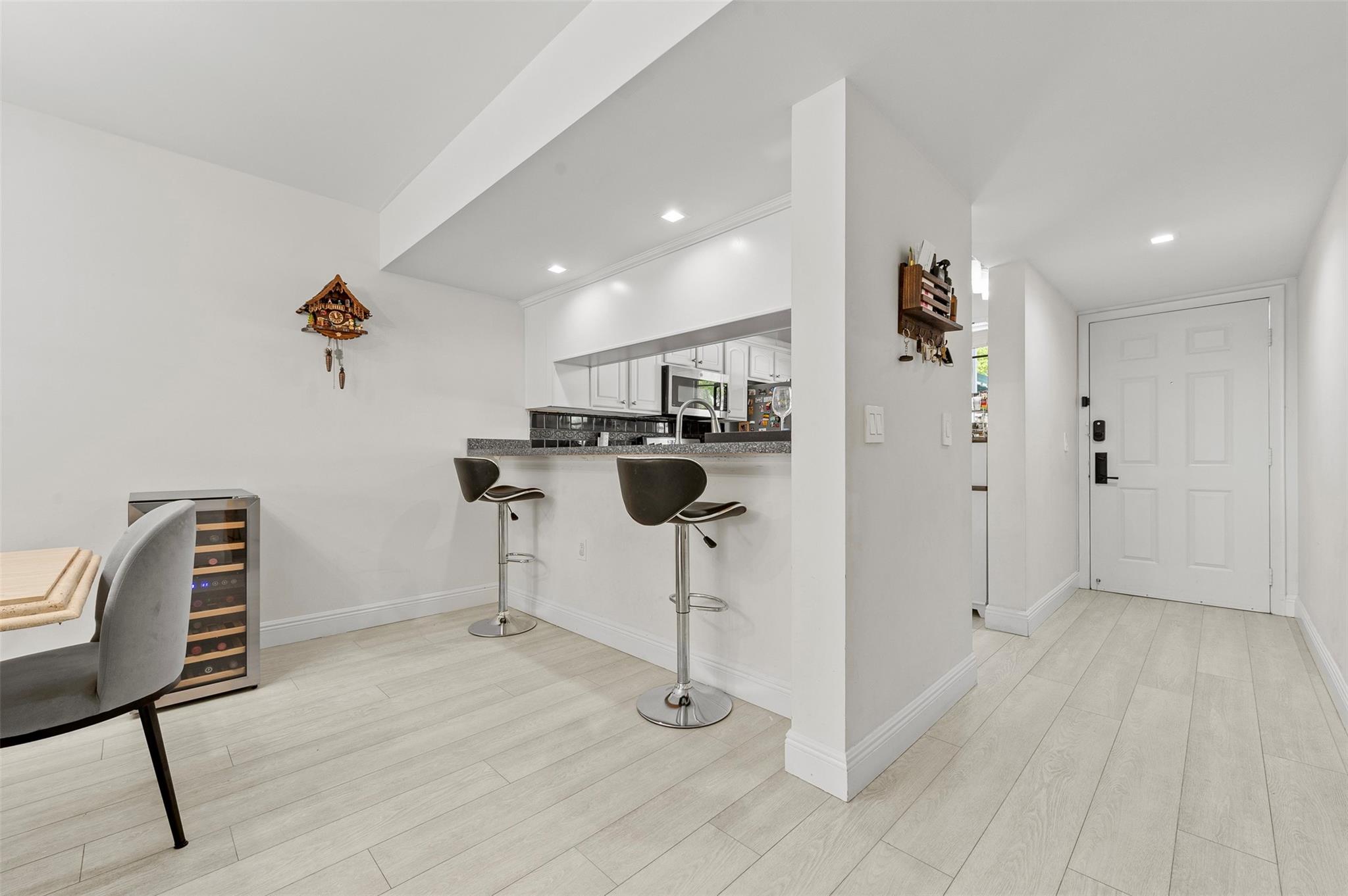 6061 Balboa Cir 103