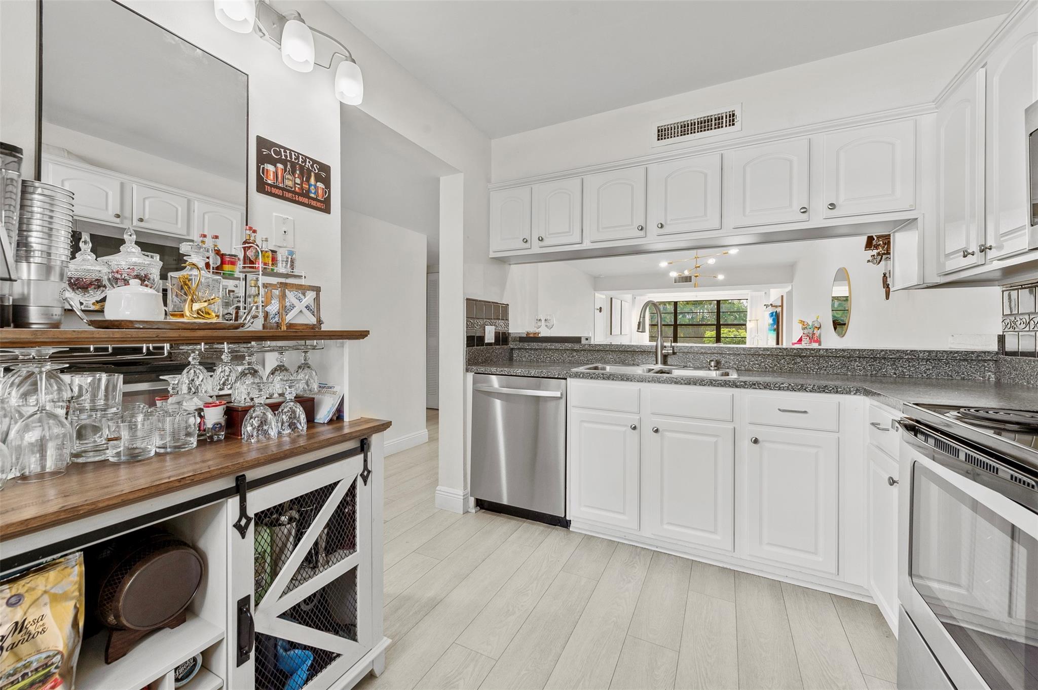 6061 Balboa Cir 103